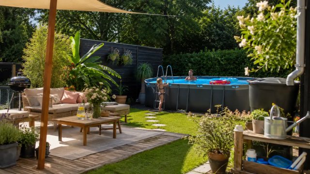 De slimme zomertuin 2026: zo houd je je tuin koel, je zwembad schoon en je waterverbruik laag